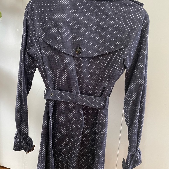 Guess trench coat. Not waterproof. Worn a few times. - Picture 6 of 11